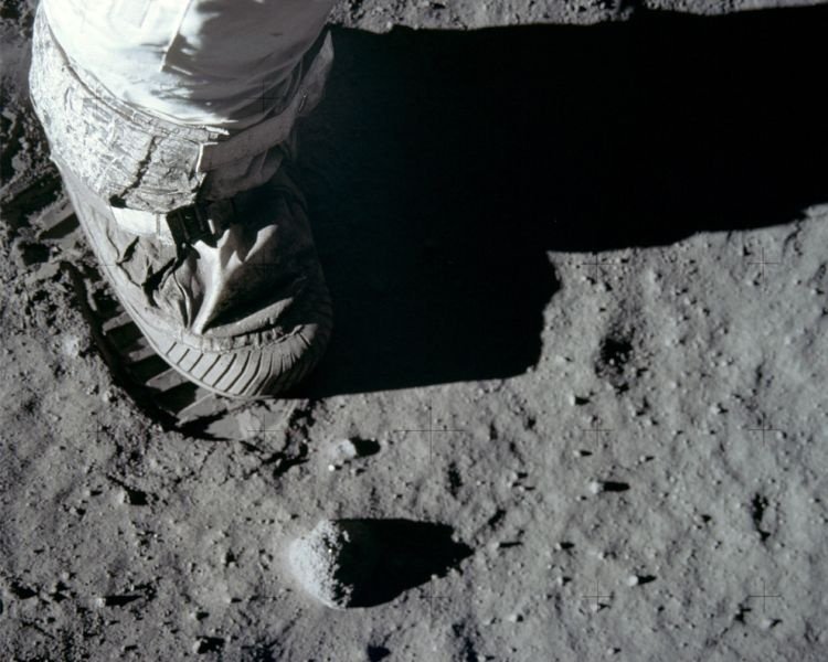 Apollo 11 spaceflight, first manned moon landing