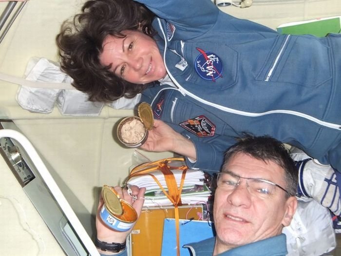 Dmitri Yur'yevich Kondrat'yev is blogging from space