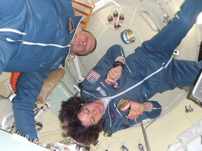 Dmitri Yur'yevich Kondrat'yev is blogging from space