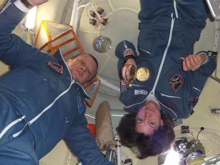 Dmitri Yur'yevich Kondrat'yev is blogging from space