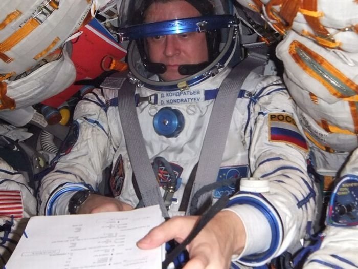 Dmitri Yur'yevich Kondrat'yev is blogging from space