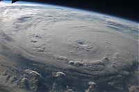 Earth & Universe: earth hurricane