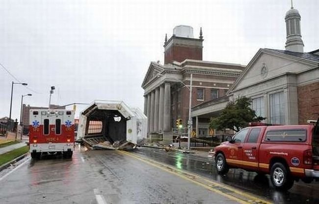 Collapse of the church dome because of strong wind, driver survived, Shreveport, Louisiana