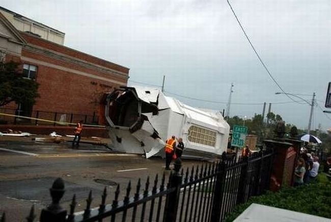 Collapse of the church dome because of strong wind, driver survived, Shreveport, Louisiana