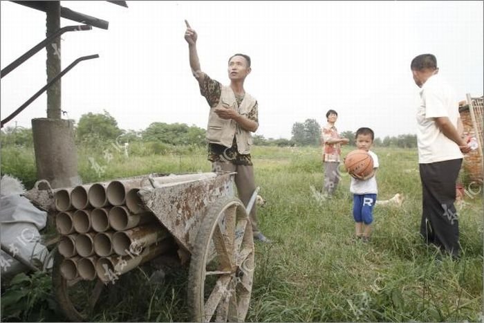 Farmer defends his land with a canon, China