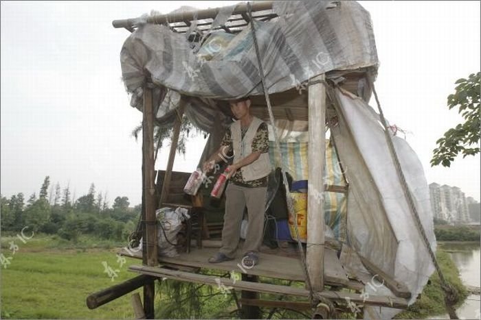 Farmer defends his land with a canon, China