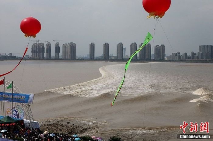 World's largest tidal bore, Qiantang River, China