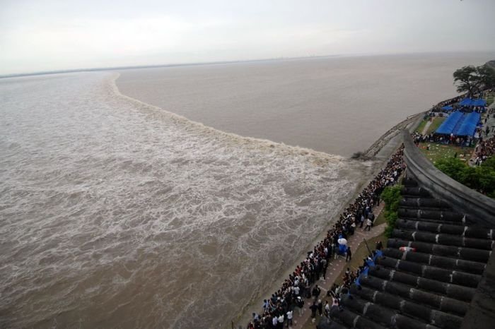 World's largest tidal bore, Qiantang River, China