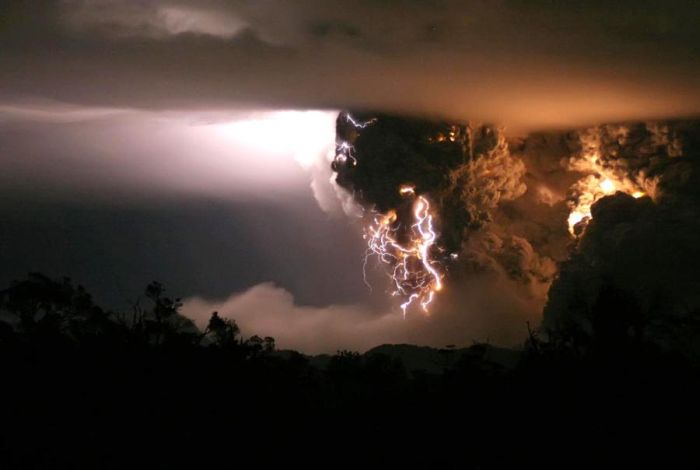 dirty thunderstorm, volcanic lightning weather phenomenon