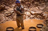 World & Travel: Gold mining, Congo