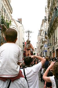 World & Travel: Gigantic stage with huge puppets, Nantes, France