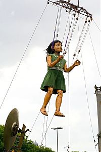 World & Travel: Gigantic stage with huge puppets, Nantes, France