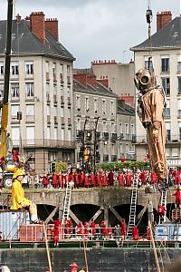 World & Travel: Gigantic stage with huge puppets, Nantes, France