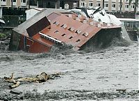 World & Travel: 6-storey hotel collapsed due typhoon, Taiwan