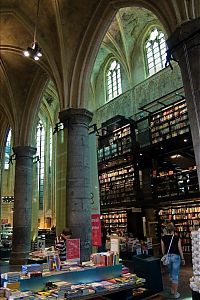 World & Travel: Bookshop in the Dominican church, Maastricht, Netherlands