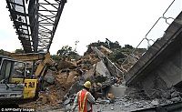 TopRq.com search results: Landslide buried highway, Taipei, Taiwan