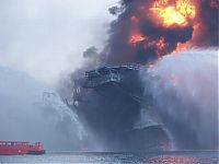 World & Travel: Deepwater Horizon in flames