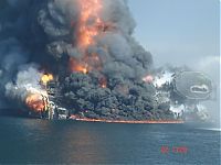 World & Travel: Deepwater Horizon in flames