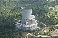 World & Travel: The demolition of the K cooling tower, South Carolina, United States