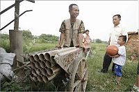 World & Travel: Farmer defends his land with a canon, China