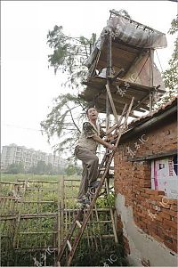 World & Travel: Farmer defends his land with a canon, China