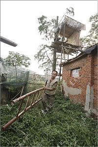 World & Travel: Farmer defends his land with a canon, China