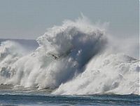 World & Travel: Coast Guard on the giant waves