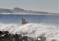 World & Travel: Coast Guard on the giant waves