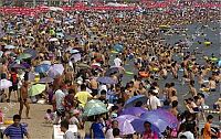 World & Travel: Overcrowded beach, China