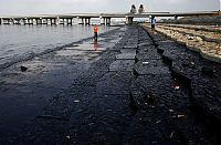 World & Travel: Dalian harbour oil pipelines exploded, China