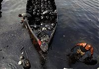 World & Travel: Dalian harbour oil pipelines exploded, China