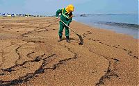 World & Travel: Dalian harbour oil pipelines exploded, China