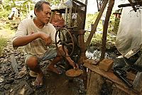 World & Travel: Gun making industry, Danao, Philippines