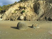 World & Travel: Moeraki Boulders, Koekohe Beach, Otago coast, New Zealand