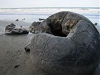 World & Travel: Moeraki Boulders, Koekohe Beach, Otago coast, New Zealand