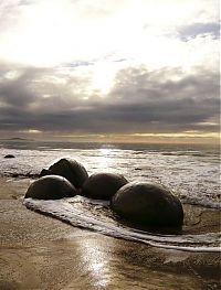 World & Travel: Moeraki Boulders, Koekohe Beach, Otago coast, New Zealand