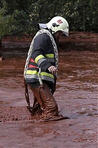 TopRq.com search results: Red sludge alumina factory reservoir pollutes villages, Hungary