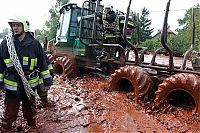 TopRq.com search results: Red sludge alumina factory reservoir pollutes villages, Hungary