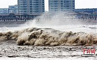 World & Travel: World's largest tidal bore, Qiantang River, China