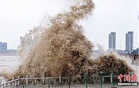 World & Travel: World's largest tidal bore, Qiantang River, China