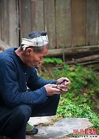 World & Travel: Sickle haircut, Liang Qi, Dong village, China