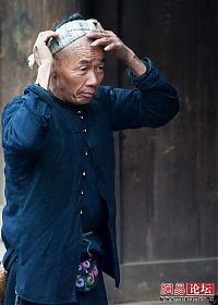 World & Travel: Sickle haircut, Liang Qi, Dong village, China