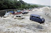 World & Travel: World's larges tidal bore, 9 metres (30 ft) high, Qiantang River, China