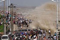 World & Travel: World's larges tidal bore, 9 metres (30 ft) high, Qiantang River, China