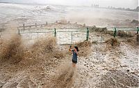 World & Travel: World's larges tidal bore, 9 metres (30 ft) high, Qiantang River, China