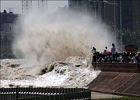 World & Travel: World's larges tidal bore, 9 metres (30 ft) high, Qiantang River, China