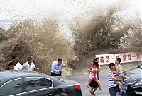 World & Travel: World's larges tidal bore, 9 metres (30 ft) high, Qiantang River, China