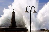 World & Travel: lighthouse in waves