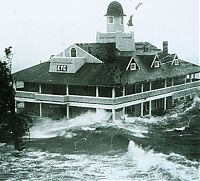 World & Travel: lighthouse in waves