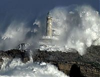 World & Travel: lighthouse in waves